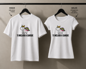 Mockup della maglietta Ti Includo a Sangue di Romina Falconi appesa su gruccia, disponibile nelle versioni Regular e Scollata.