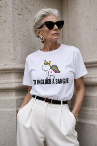 Maglietta Ti Includo a Sangue di Romina Falconi indossata da una modella, t-shirt bianca regular in cotone.